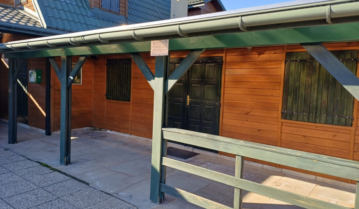 Aktuality / Medializácia projektu-Výmena krytiny prístreškov na kultúrno-spoločenskej budove(Zrubová chata) - foto