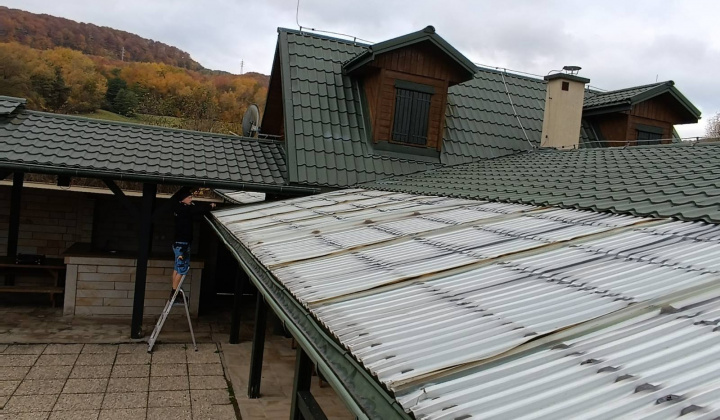 Aktuality / Medializácia projektu-Výmena krytiny prístreškov na kultúrno-spoločenskej budove(Zrubová chata) - foto